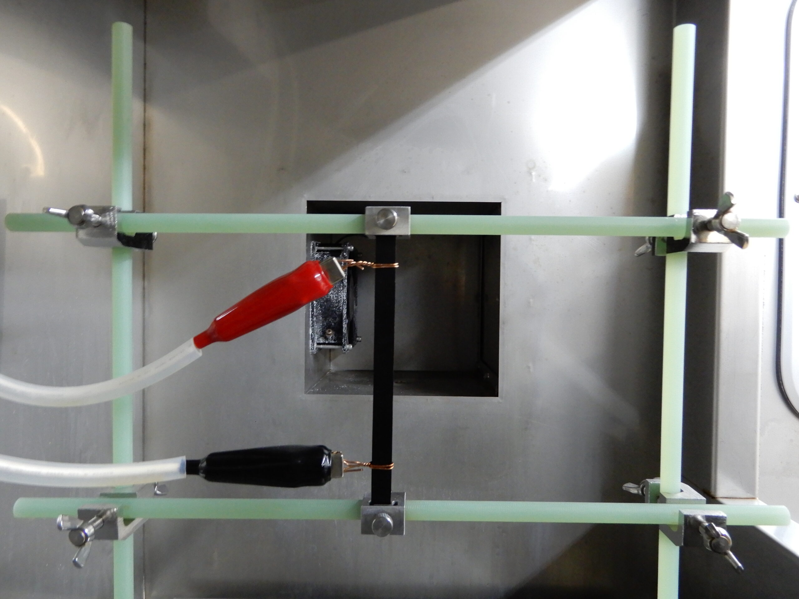 塩水噴霧耐トラッキング性試験器 試料取付状態 イメージ